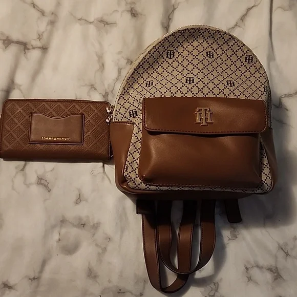 Tommy Hilfiger | Bags | Tommy Hilfiger Set Of 2 Wallet And  display picture 2
